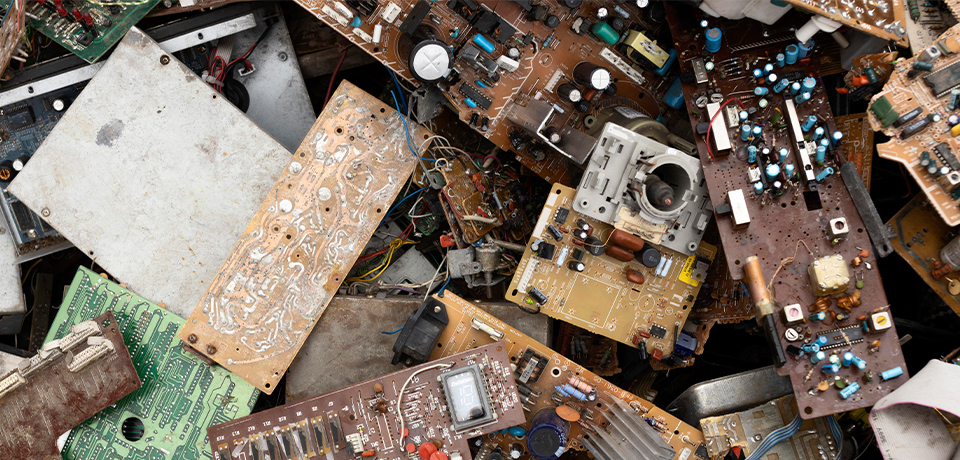 Teknolojik atıkların yer aldığı temsili görseldir. Görselde bilgisayar, telefon, küçük ev aletleri gibi elektronik ürünlerin atıklarının yer aldığı parçalar yer almaktadır. 